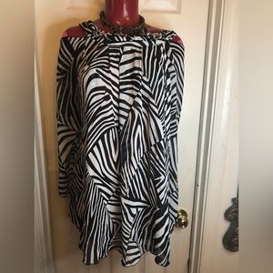 LUCY DIAMONDS WOMEN PLUS 1X ABSTRACT PRINT CAPE  COLD SHOULDER BLACK/WHITE